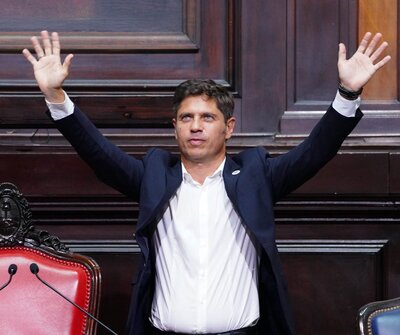 Axel Kicillof saluda con los brazos en alto en la Legislatura bonaerense